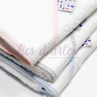 Três mantas infantis brancas com bordas em rosa, cinza e azul
