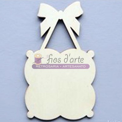 Figura decorativa branca em madeira com laço e almofada pendurada com etiqueta
