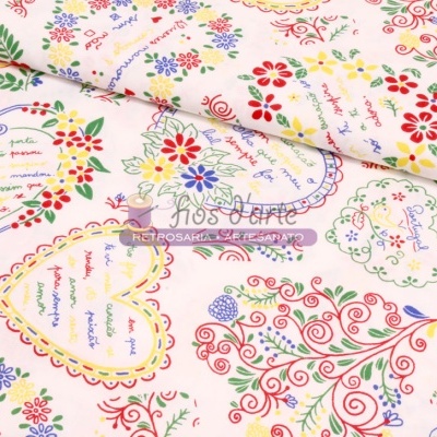 Tecido de algodão com padrão floral e corações coloridos sobre fundo branco