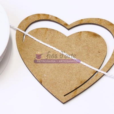 Forma coração madeira MDF com fios brancos e texto 'fios dante RETROSARIA ARTESANATO'