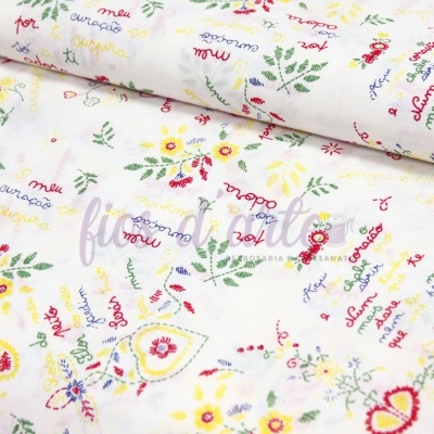 tessido branco com padrões florais e texto colorido em português