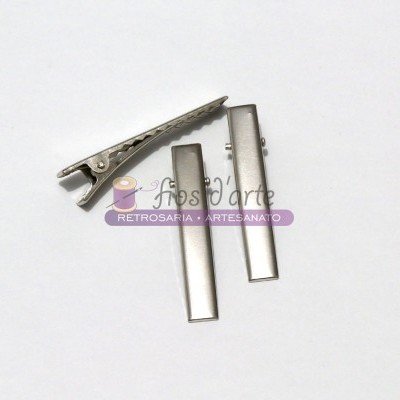 Três presilhas metálicas prateadas sobre fundo branco com logótipo e texto.