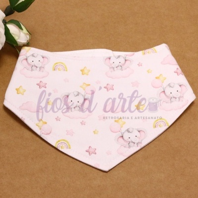 Babete rosa claro com elefantes e estrelas coloridas
