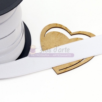 Fita branca de tecido no carretel preto com ornamento de coração de madeira