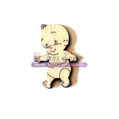 Peça decorativa infantil de madeira clara com detalhes gravados