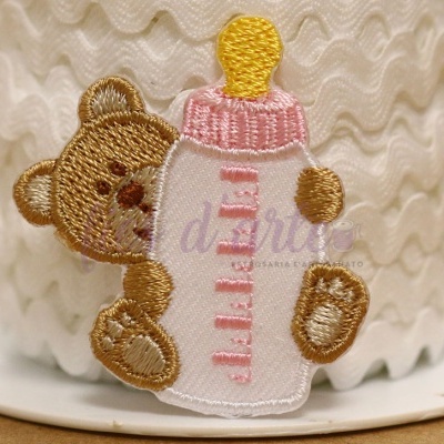 Fita de tecido branca com aplique de urso e mamadeira colorida