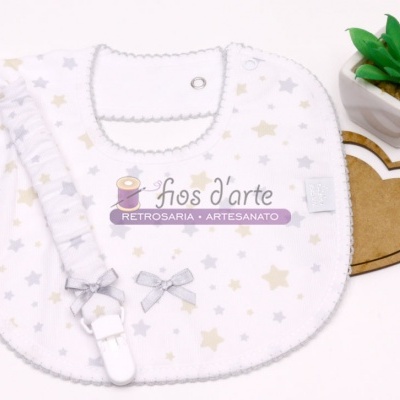 Babete branco com estrelas cinza e bege e prendedor de chupeta branco com fita estampada