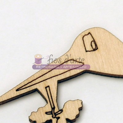 Peça em madeira em forma de avião com recortes e asa alongada