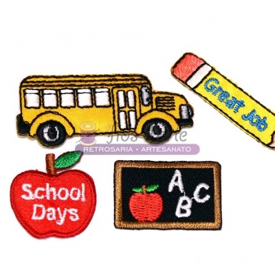 Aplicações de feltro com temas escolares como autocarro, lápis, maçã e quadro negro