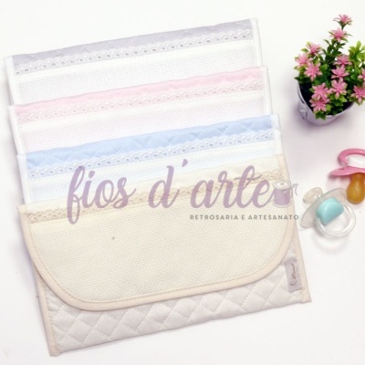 Fraldas de bebé coloridas com chupetas e vaso de flores