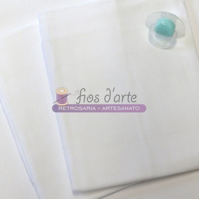 Peças de tecido branco e chupeta azul sobre fundo branco