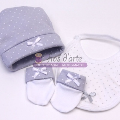 Conjunto de bebé com gorro, babete e luvas cinzentos com padrão de pontos brancos