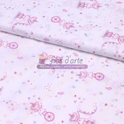 Tecido branco com estampado rosa de dinossauros em monociclo e estrelas