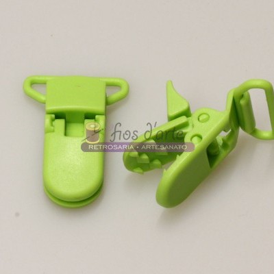 Duas presilhas de plástico verde para roupa com mecanismo de pressão