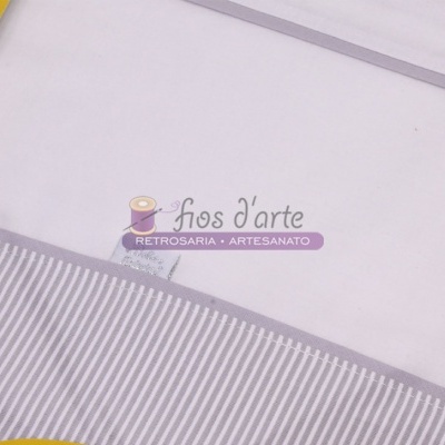 tecido branco com faixa listrada cinza e logotipo fios d'arte