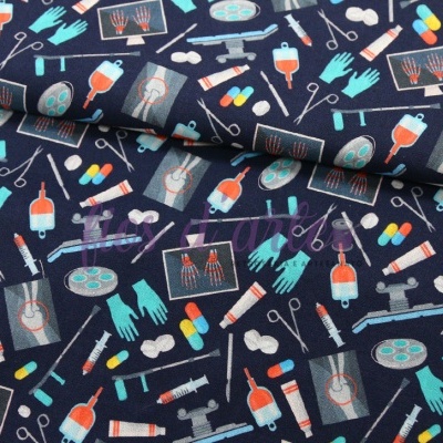 tecido com padrão médico colorido sobre fundo azul escuro