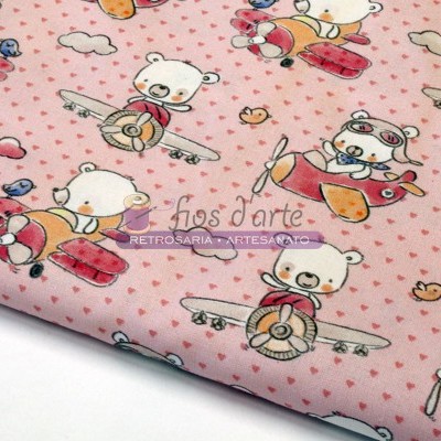 Tecido rosa com padrão de ursinhos e aviões coloridos e texto impresso