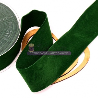 Fita de tecido verde escuro aveludada em carretel branco