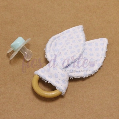 Chocalho de madeira com tecido branco estampado e chupeta azul claro