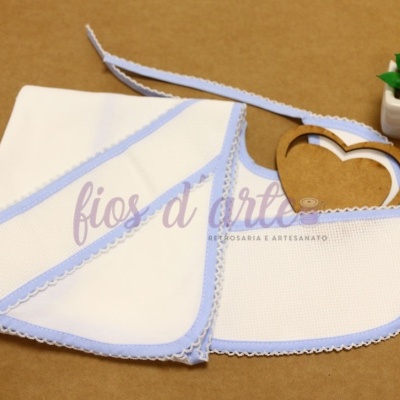 Conjunto de dois panos brancos com borda azul e vaso com planta suculenta