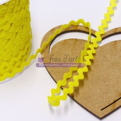 Fita amarela ondulada sobre coração de madeira