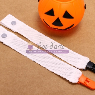 Dois cordões brancos com clips preto e laranja e balde de abóbora laranja ao fundo
