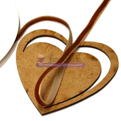 Molduras de coração em MDF com fita de cetim castanho
