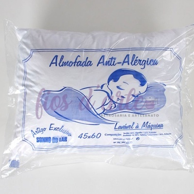 Almofada anti-alérgica embalada com desenho de bebé a dormir e texto em azul