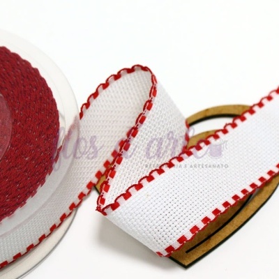 Fita branca com bordas vermelhas em carretel de plástico