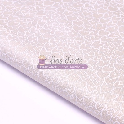 Tecido bege com corações brancos e logótipo impressa, textura de tecido