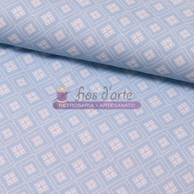 Tecido azul claro com padrão branco e texto 