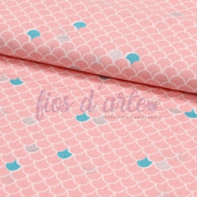 Tecido rosa com padrão de escamas brancas, azuis e cinzas