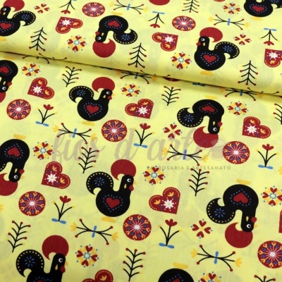 Tecido estampado com padrão de galinhas, corações e flores em fundo amarelo