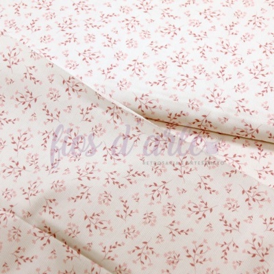 Tecido branco com padrão floral vermelho-rosado pequeno