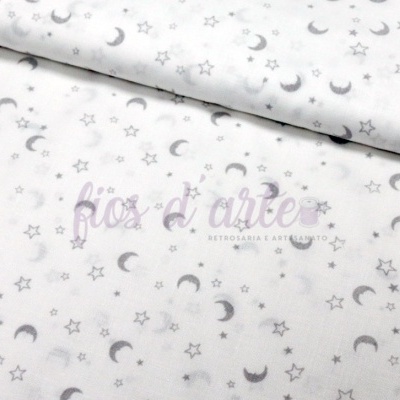 Tecido branco com padrão de luas e estrelas cinzentas