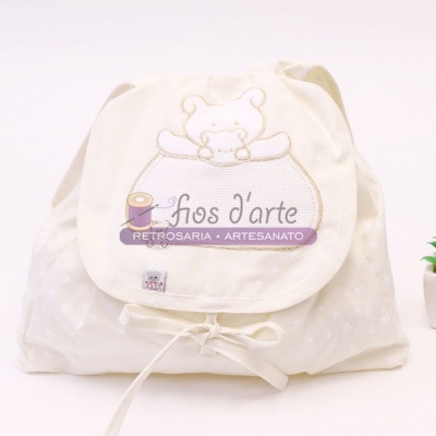 Mochila creme com bordado de urso e texto Fios d'arte e Retrosaria Artesanato e planta pequena