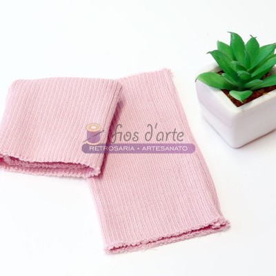 Cachecol rosa claro em malha canelada ao lado de vaso com planta suculenta