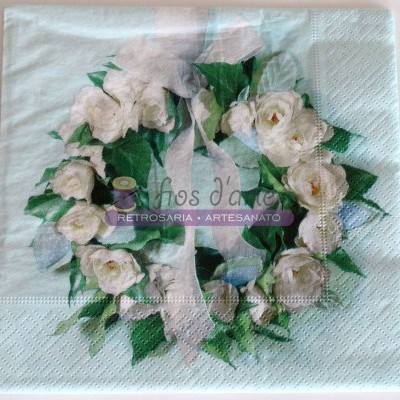 Guardanapo azul claro com coroa de flores brancas e folhas verdes