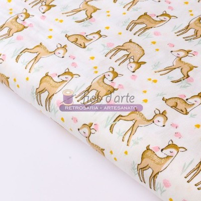 Tecido branco com padrão de veadinhos castanhos e flores coloridas