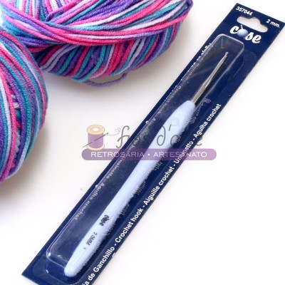 Agulha de crochet em embalagem azul com novelo de lã colorido