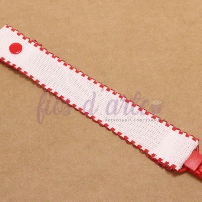 Clip prendedor de fita branco com bordas vermelhas e botão vermelho