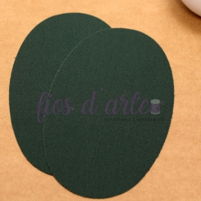 Dois ovais verdes escuros texturizados com texto 'fios d'arte' em roxo sobre superfície castanha