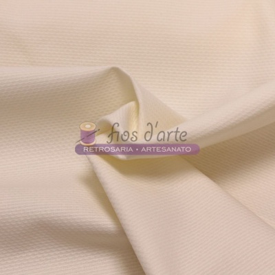Tecido bege claro com textura suave, levemente franzido