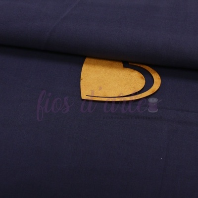 Tecido azul escuro com etiqueta castanha semicircular