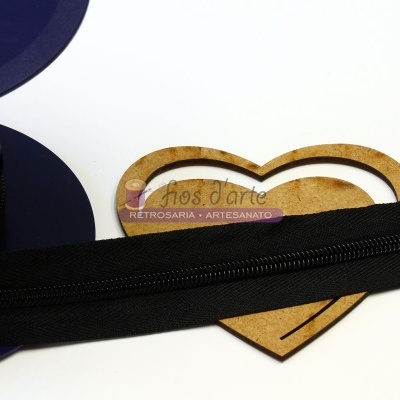 Fita preta com fecho de correr e suporte de madeira em forma de coração