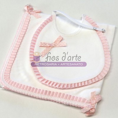 Babete e fralda branca com bordas rosas e laços cor-de-rosa