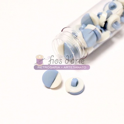 Frasco com botões redondos azuis e brancos sobre fundo branco