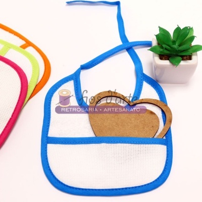 Babete têxtil branco com bordas coloridas e planta decorativa em fundo branco