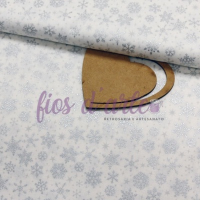 tecido branco com padrão de flocos de neve cinza azulado