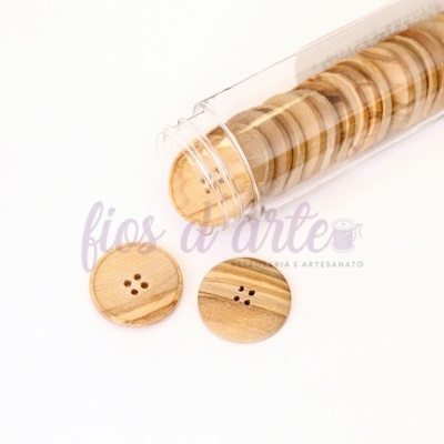 Botões redondos de madeira com quatro furos no centro